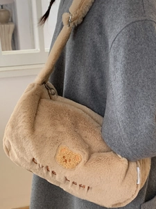 Sac à épaule en peluche kaki avec broderie ours pour un look mode hivernal