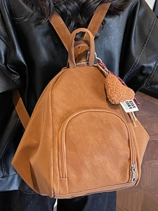 Sac à dos marron rétro en cuir avec pendentif cœur et étoile sur mannequin en cuir