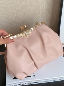Sac nuage plissé rose pâle avec fermoir fleur diamanté et cadre doré chic