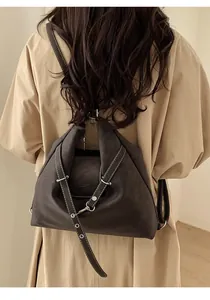 Détails macro d'un sac à dos en cuir marron foncé avec surpiqûres blanches contrastées