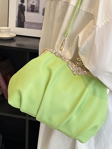 Sac à bandoulière plissé vert lime avec fermoir fleur en cristal et cadre doré chic