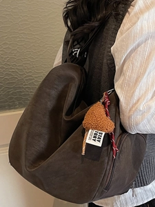 Grand sac cabas rétro pour femme en similicuir marron foncé avec pendentif en cœur