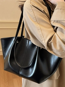 Große schwarze minimalistische Tote-Bag aus glänzendem PU-Leder mit schlanken Trägern