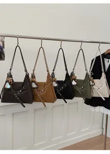 Détail de cinq couleurs de sacs fourre-tout vintage avec miroirs cœur et pendentifs