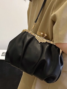 Sac plissé noir chic avec fermoir floral vintage en métal et finition brillante