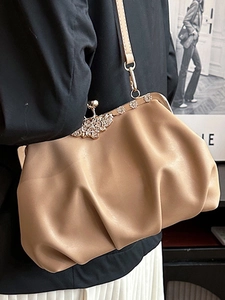 Sac nuage plissé beige élégant avec fermoir floral en cristal et fine bandoulière