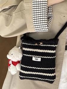 Borsa a tracolla in maglia a righe bianche e nere con piccolo ciondolo a orsetto