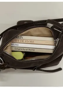 Vue de dessus d'un grand sac cabas marron foncé montrant l'intérieur spacieux et le cuir