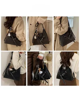 Détails montrant les portés du grand cabas marron vintage avec rivets métalliques