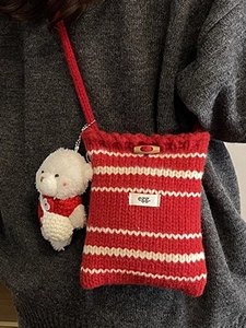 Borsa a tracolla in maglia a righe rosse e bianche con ciondolo orsetto e bottone legno