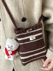 Borsa a tracolla in maglia a righe marroni e bianche con ciondolo a forma di orsetto