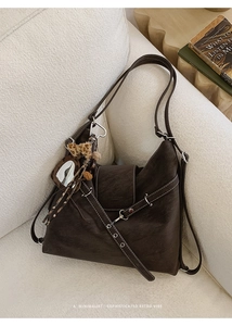 Détail du sac cabas marron foncé avec texture mate cirée et décoration de nœud léopard