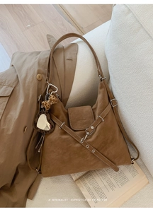 Gros plan détaillé du sac cabas en cuir marron avec breloques cœur imprimé léopard