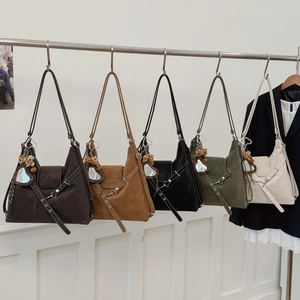 Gros plan de sacs cabas vintage multicolores avec miroir cœur et pompon léopard
