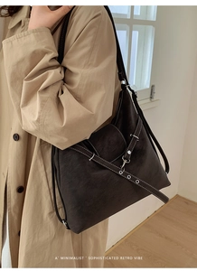 Détail du sac cabas vintage marron avec coutures contrastées blanches et boucle en métal