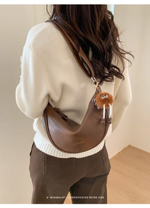 Sac bandoulière demi-lune en cuir marron avec charme poilu et design vintage chic