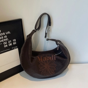 Dettaglio della borsa a mezzaluna in pelle PU marrone con ricamo a margherita Maodi