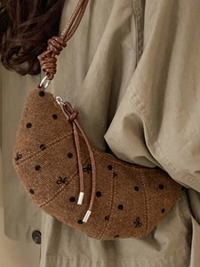 Borsa a mezzaluna in lana marrone con pois neri e piccoli fiocchi ricamati a mano