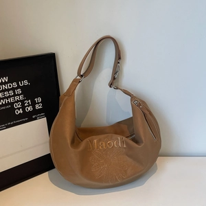 Dettaglio della borsa hobo marrone con ricamo MaoDi e motivo floreale decorativo