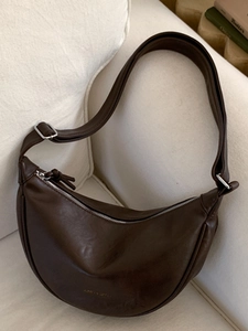 Sac Hobo en Cuir PU Rétro pour Femmes Sac à Épaule Demi-Lune Minimaliste Avec Charme de Monstre en Peluche Bandoulière Réglable