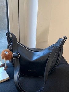 Grand sac bandoulière croissant en cuir PU noir avec breloque monstre en peluche