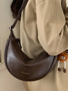 Sac à bandoulière demi-lune marron foncé en similicuir avec sangle réglable