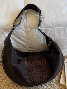 Borsa hobo marrone scuro a forma di mezzaluna con ricamo floreale e ampia tracolla moda