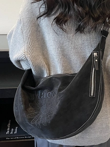 Borsa a mezzaluna in pelle scamosciata nera con ricamo Malodi e motivi floreali
