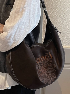 Borsa hobo a mezzaluna in pelle marrone con ricami floreali e cuciture bianche