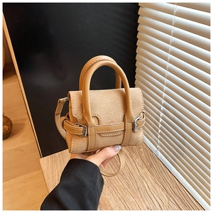 Detaillierte Nahaufnahme einer Mini-Handtasche in weichem braunem Wildleder-Stil
