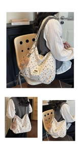Détail du sac cabas en velours côtelé crème avec motifs cœurs et charm ours peluche