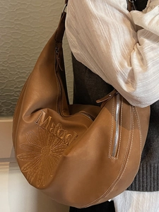 Borsa hobo marrone grande capacità con ricamo a margherita e tracolla da donna