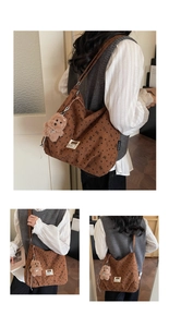 Détail du sac cabas en toile marron avec motifs de nœuds et charm ours peluche