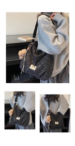 Détail du sac cabas en velours côtelé à motifs cœurs avec breloque ours et étiquette mode