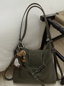 Sac fourre-tout rétro vert foncé avec coutures contrastées blanches et breloque miroir cœur