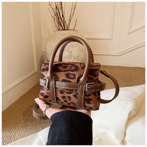 Detail der Mini-Handtasche mit Leopardenmuster, Kontrastnähten und silberner Schnalle