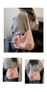 Détail du sac cabas en velours côtelé rose avec motifs et porte-clés ours en peluche