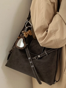 Sac cabas vintage marron café avec surpiqûres blanches et breloque cœur léopard