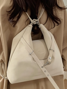 Sac fourre-tout en cuir crème avec anneau argenté et bandoulière amovible élégante