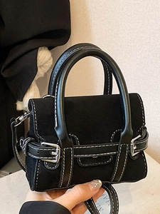 Vintage Umhängetasche in Schwarz aus Wildleder mit Kontrastnähten und Metallschnallen