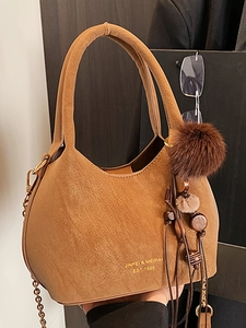 Sac fourre-tout vintage en daim marron avec bandoulière dorée et pompon décoratif