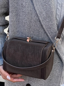 Sac à bandoulière rétro marron foncé style médecin avec fermoir doré pour mode hivernale