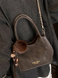 Sac seau rétro marron en daim grande capacité avec bandoulière chaîne dorée et pompon doux