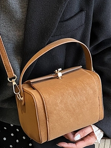 Sac bandoulière boîte caramel en similicuir mat avec fermoir doré vintage
