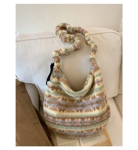 Dettaglio della borsa hobo in peluche a righe multicolore con tracolla a treccia