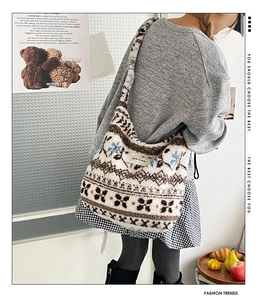 Détail du sac cabas en polaire d'hiver montrant sa texture douce et ses motifs jacquard