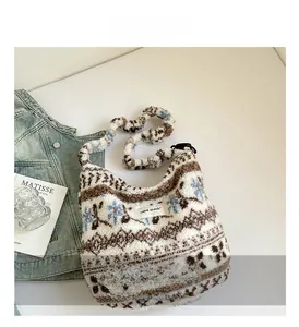 Détail du sac cabas en peluche d'hiver avec motifs géométriques jacquard café et bleu