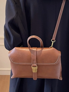 Braune Retro-Handtasche aus PU-Leder mit weißen Kontrastnähten und goldener Schnalle