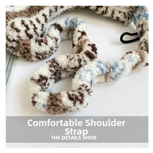 Vue détaillée de la bandoulière en peluche douce et de la fermeture de ce sac d'hiver