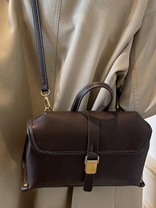 Retro dunkelbraune Lederhandtasche für Damen mit weißen Kontrastnähten und Goldschnalle